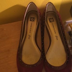 Pairs  Flat shoes color. R nice. Wine